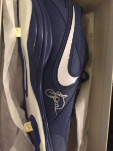 Autographed Cleat by Phillies prospect Jairo Munoz